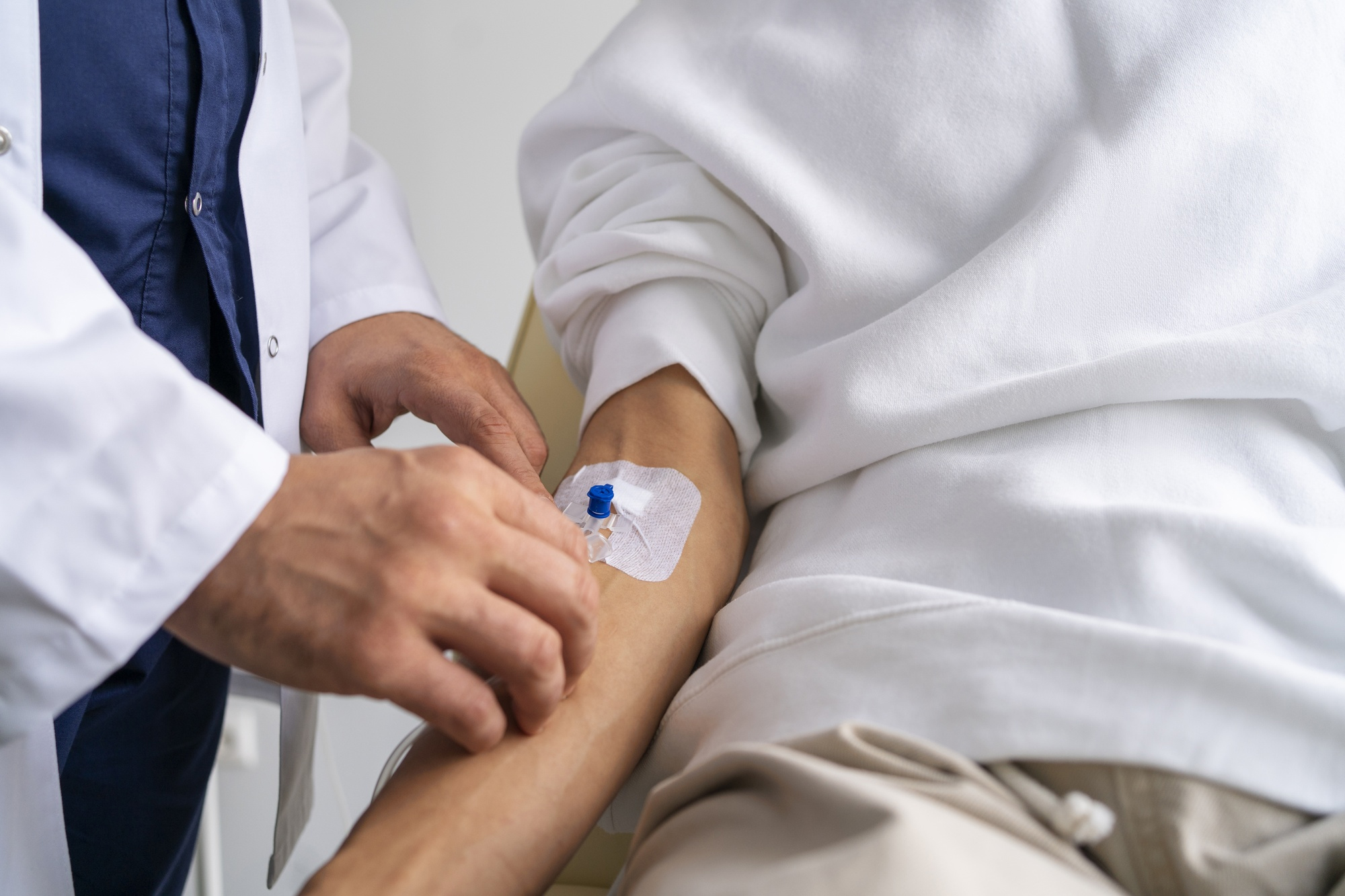 Medical professional administering IV drip therapy for hydration and recovery at HMS Fat Freezing Dubai