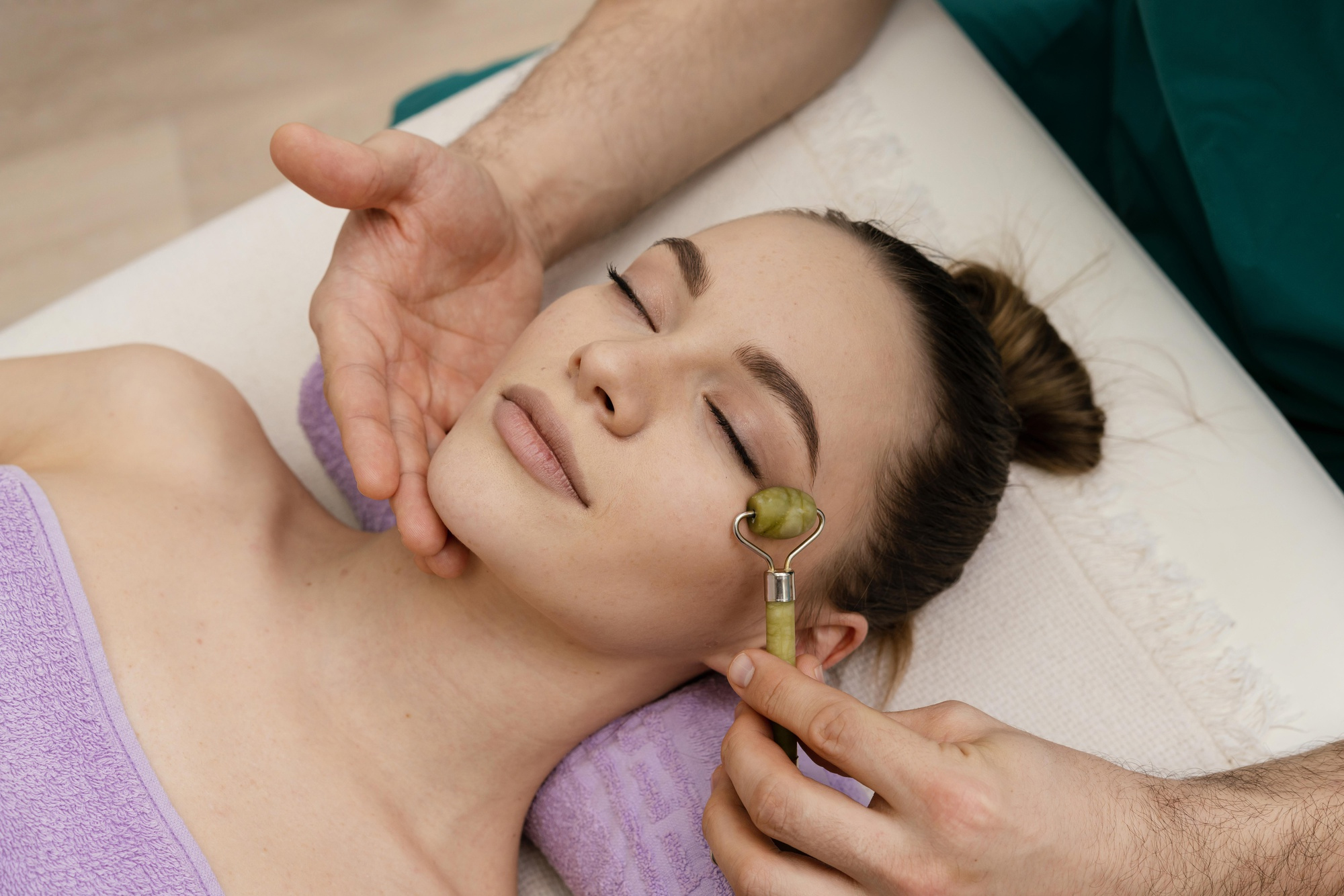 Professional wellness consultation and personalized body contouring treatment for men and women at HMS Fat Freezing Dubai